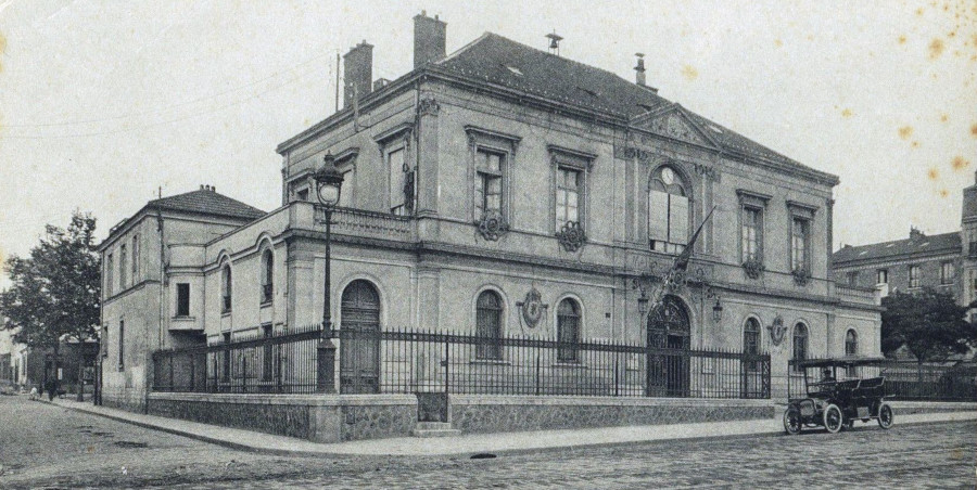 Carte postale ancienne : Hôtel de Ville de Puteaux depuis l'esplanade, milieu du XXe siècle, AMP, 2Fi327.