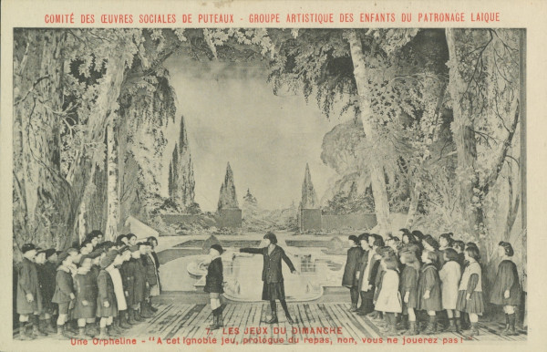 Carte postale ancienne représentant une photo de la représentation "Les jeux du dimanche" : "Une orpheline - A cet ignoble jeu, prologue du repas, non, vous ne jouerez pas !"