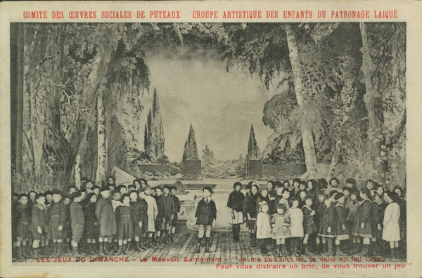 Carte postale ancienne représentant une photo de la représentation "Les jeux du dimanche" : "Le mauvais garnement - Je me fais fort ici, je vous en fais l'aveu / Pour vous distraire un brin, de vous trouver un jeu".