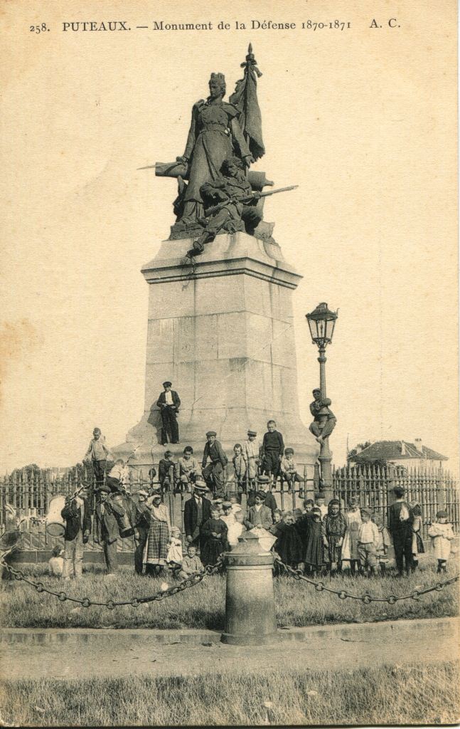 Carte postale ancienne représentant la statue de La Défense de Paris au rond-point de La Défense, début du XXe siècle, Archives de Puteaux, cote 2Fi2086.