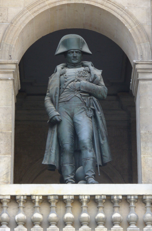 Statue de Napoléon Ier dans la cour des Invalides, photographie de Parisette, 2007 (Wikimedia).