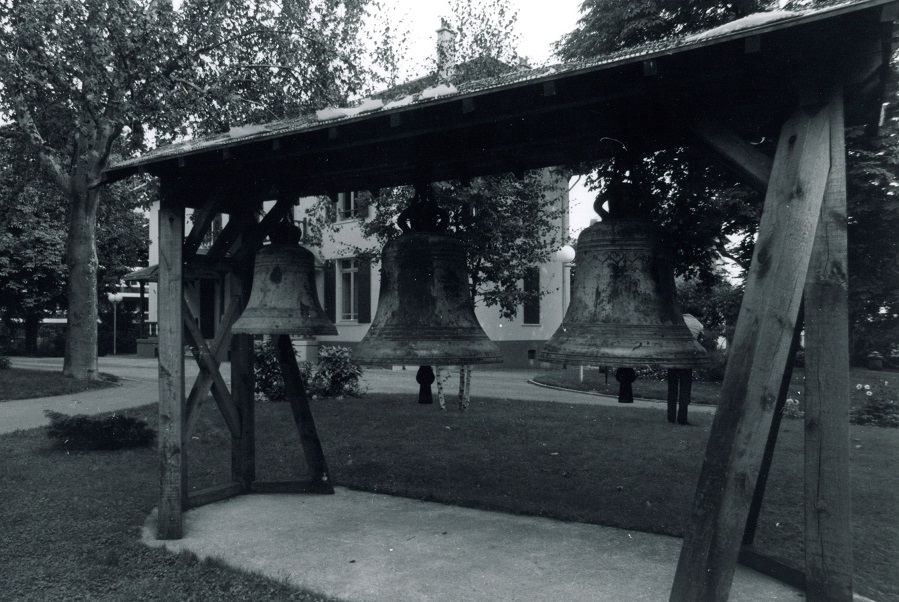 Cloches de l'église Notre-Dame-de-Pitié dans le parc Offenbach (de droite à gauche : "Caroline Léopoldine", "Augustine Théodorine", "Louise-Marie"), années 1970, AMP, non coté.