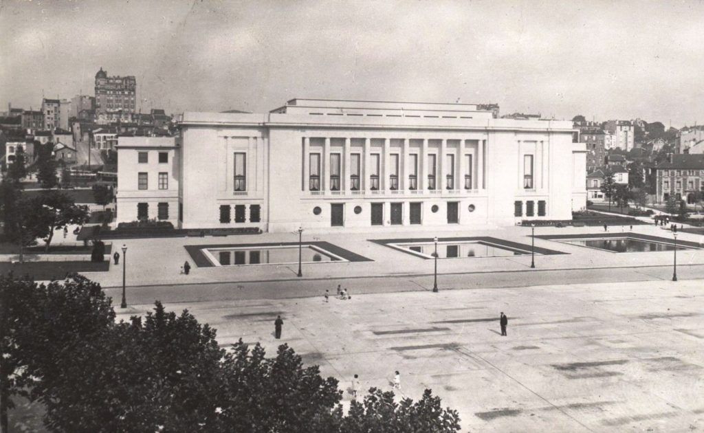 Carte postale : Hôtel de Ville de Puteaux depuis l'esplanade, milieu du XXe siècle, AMP, 2Fi327.