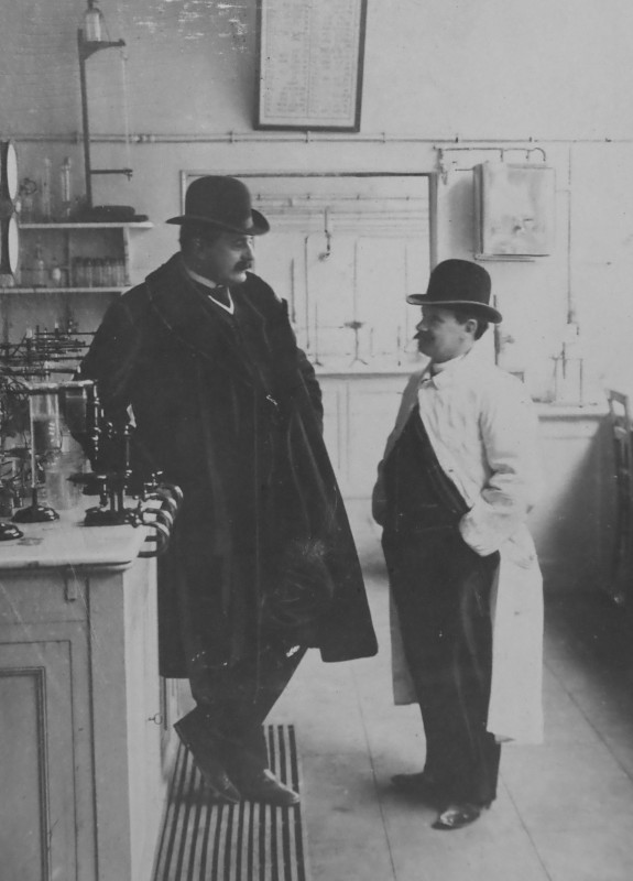 Portrait en pied de MM. de Dion et Bouton, vers 1900-1910, photographie Archives de Puteaux.